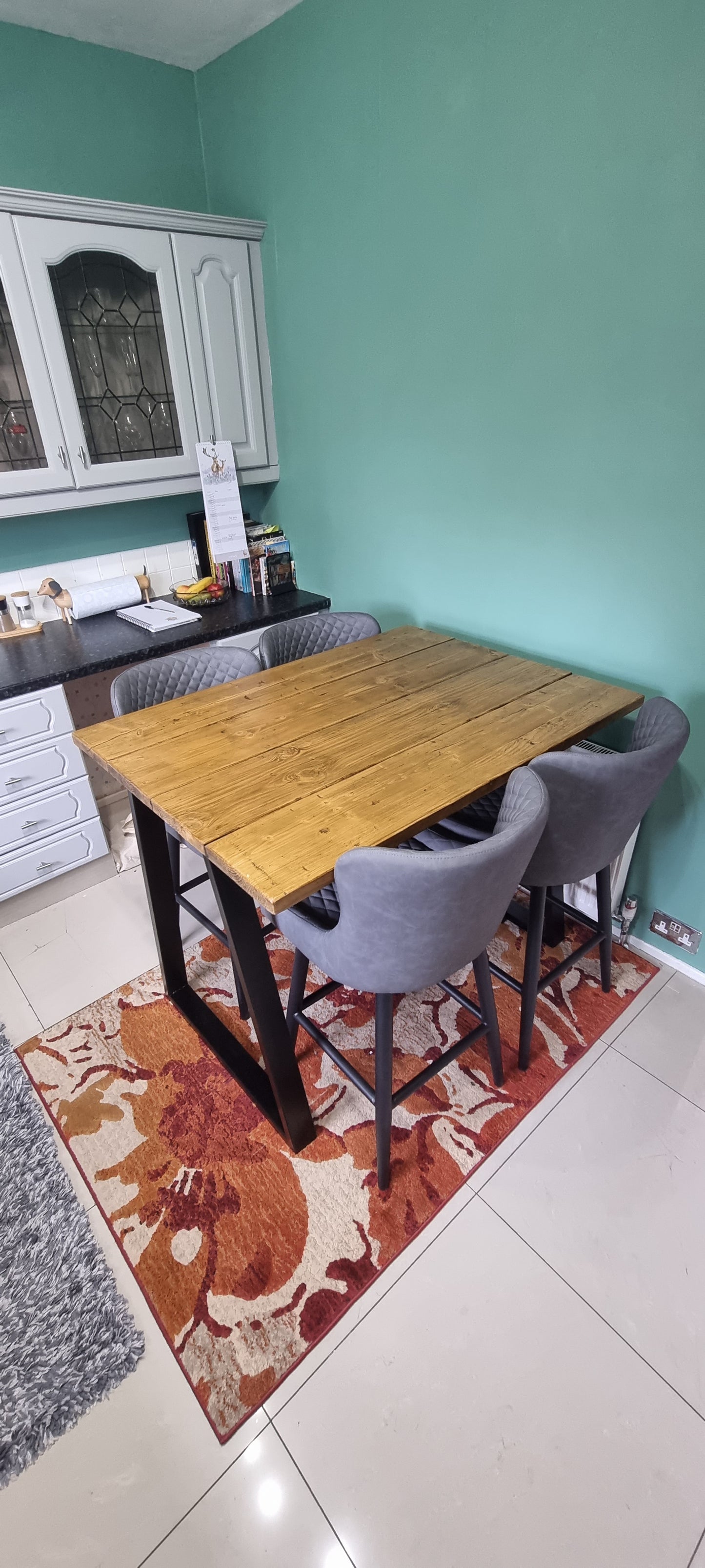 Breakfast bar with square metal legs