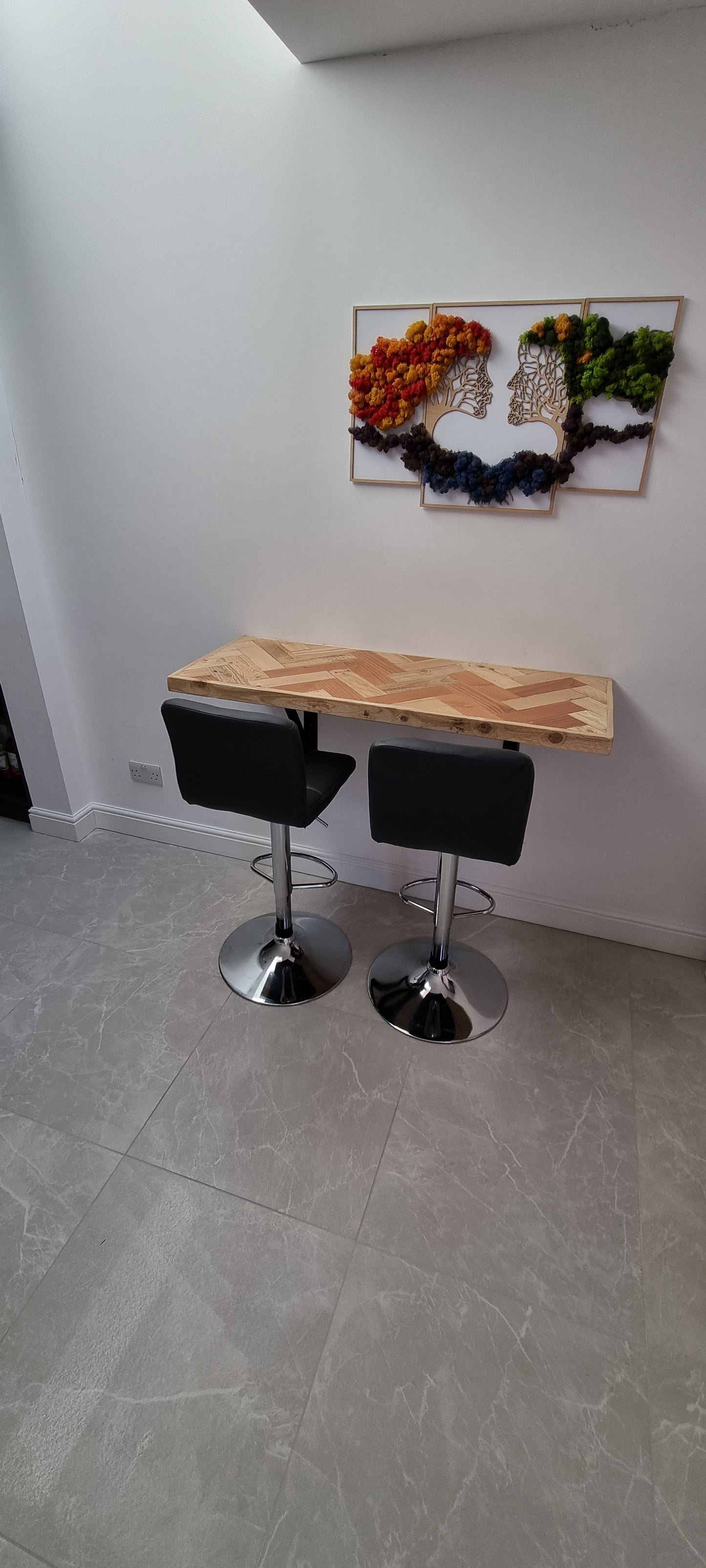 Double herringbone breakfast bar wall monted