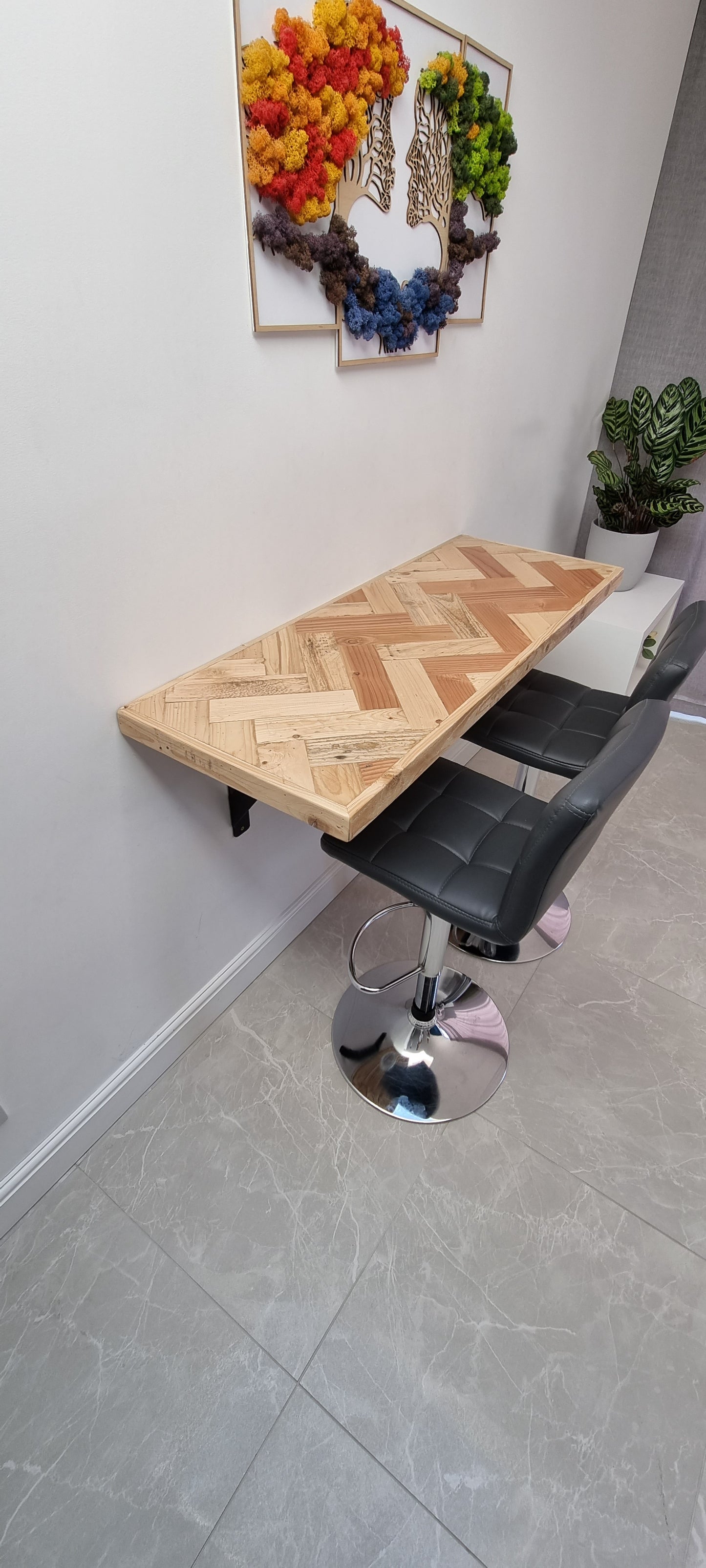 Double herringbone breakfast bar wall monted