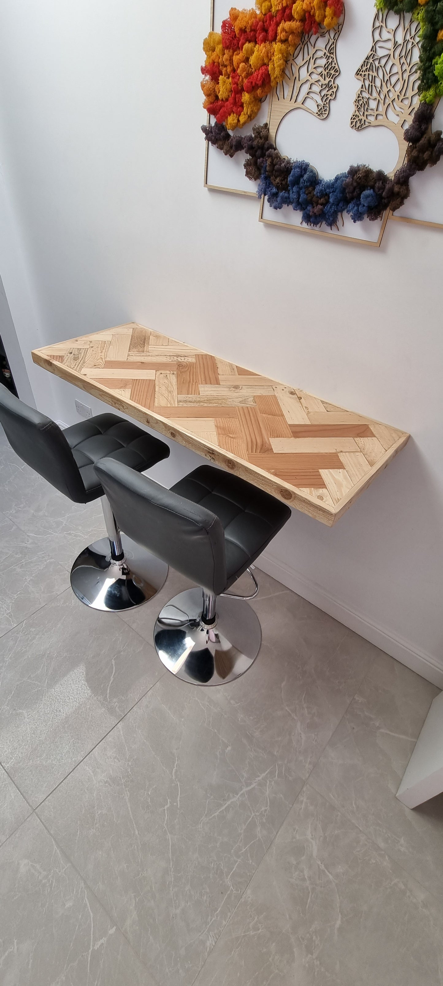 Double herringbone breakfast bar wall monted