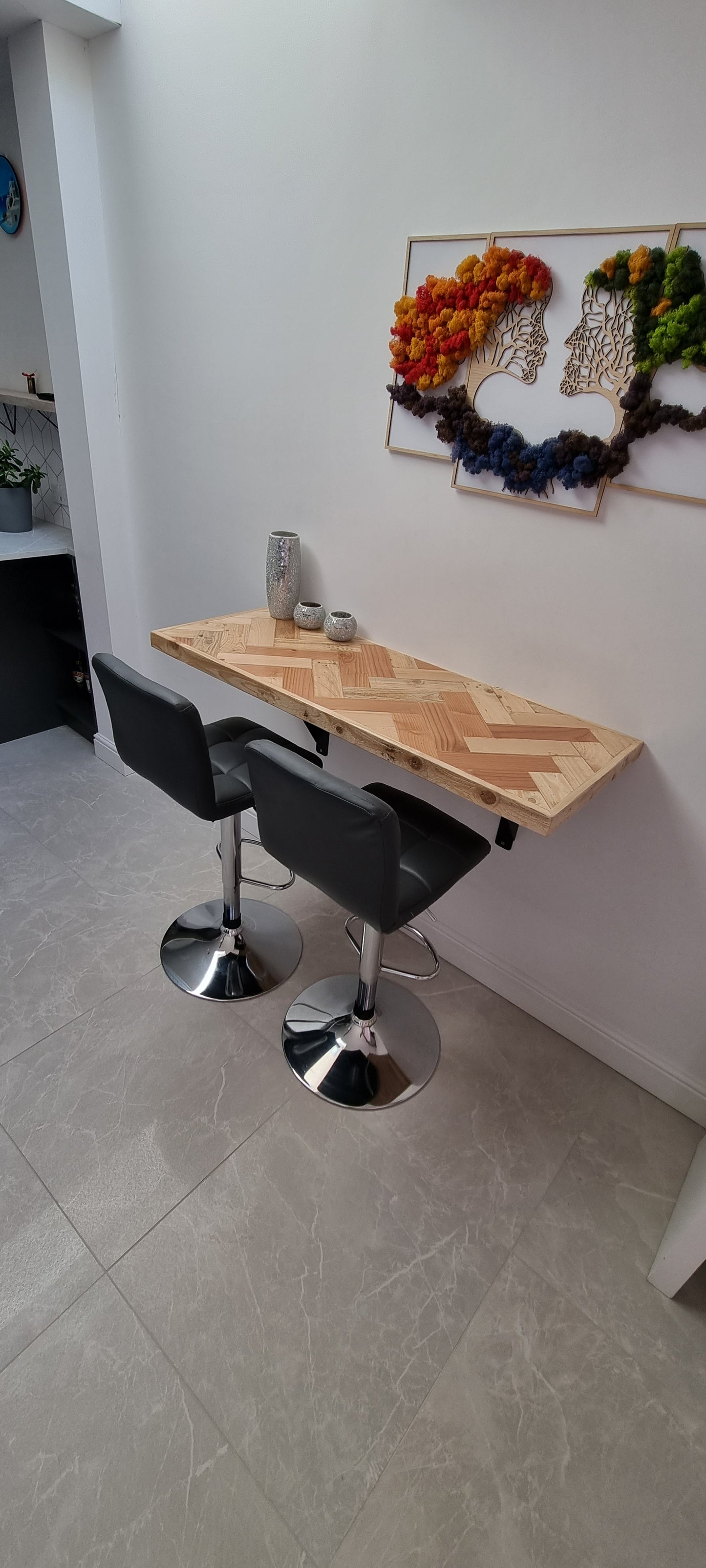 Double herringbone breakfast bar wall monted