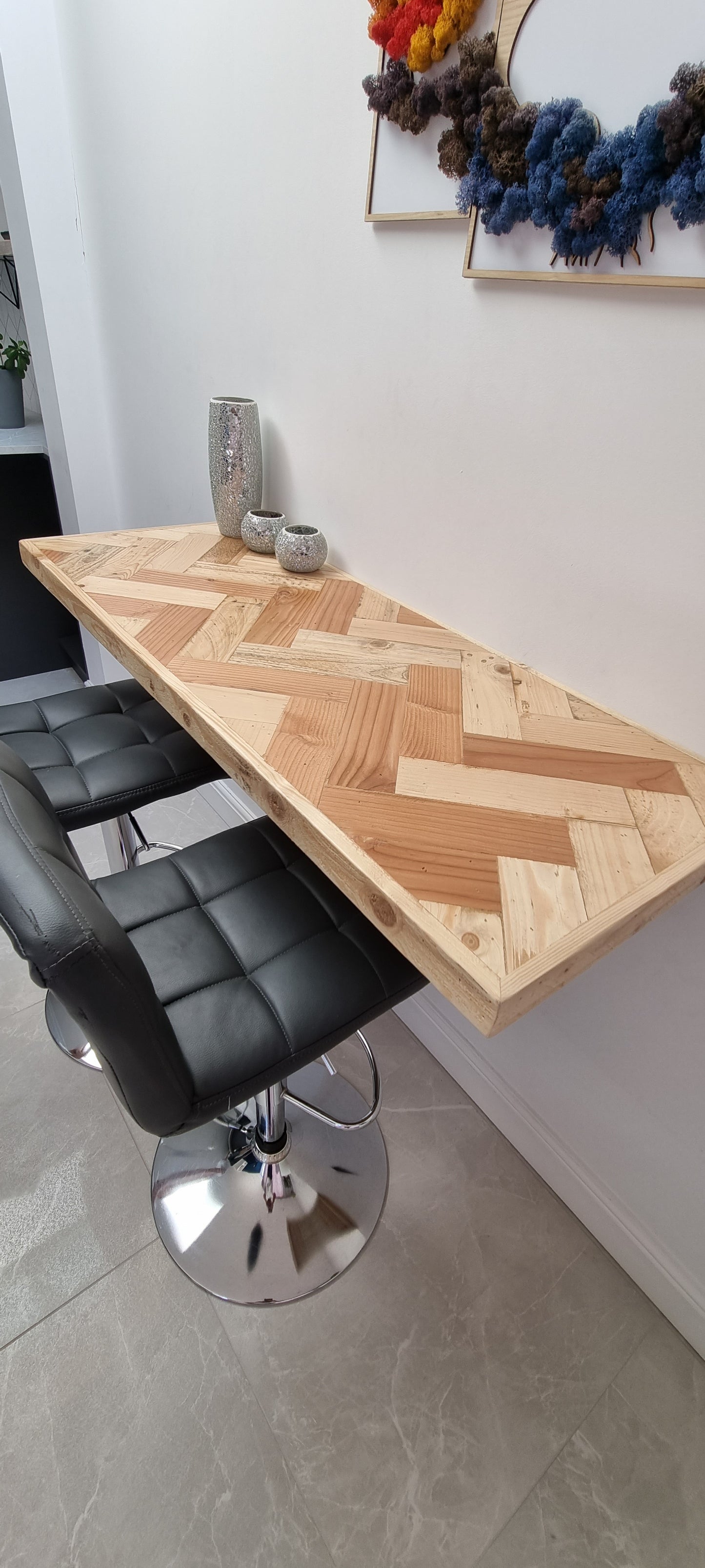 Double herringbone breakfast bar wall monted