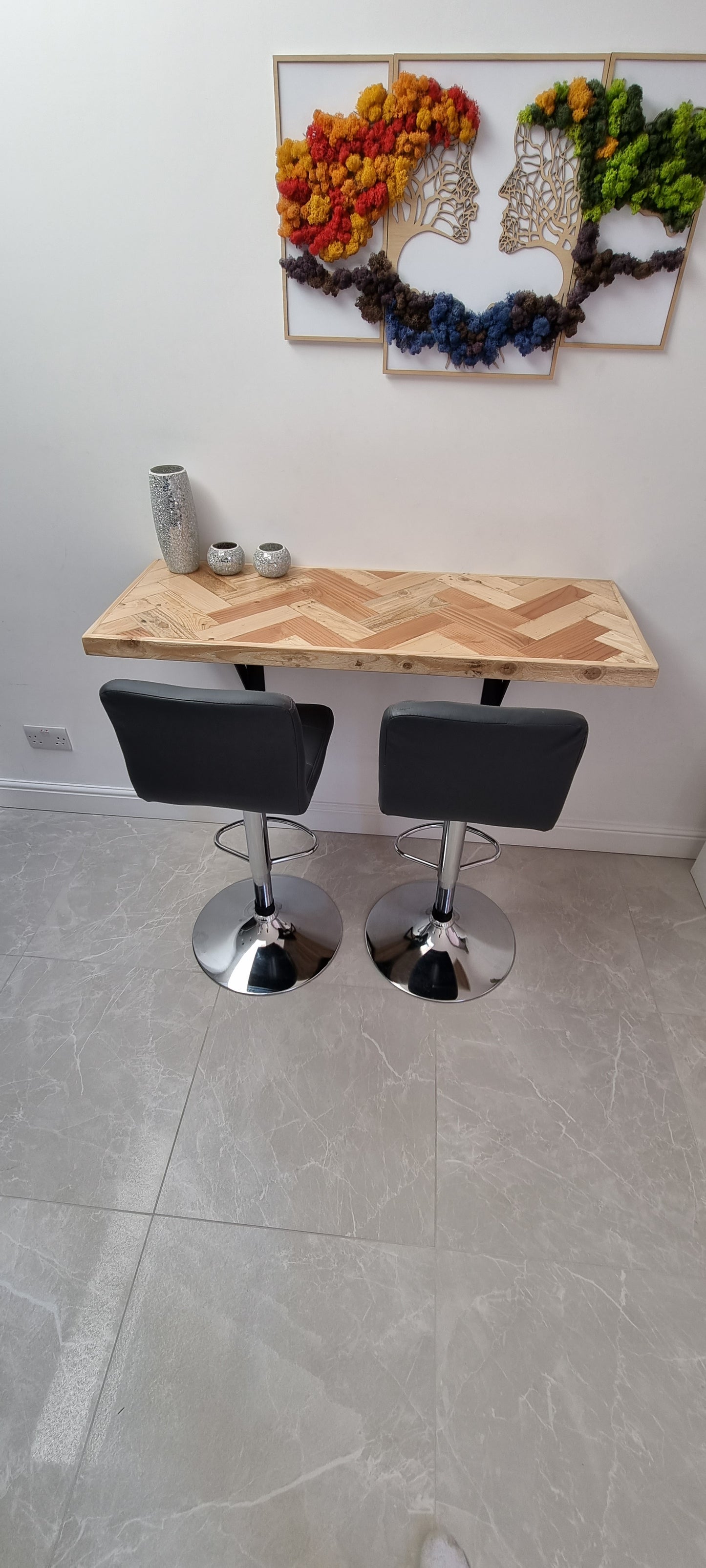 Double herringbone breakfast bar wall monted