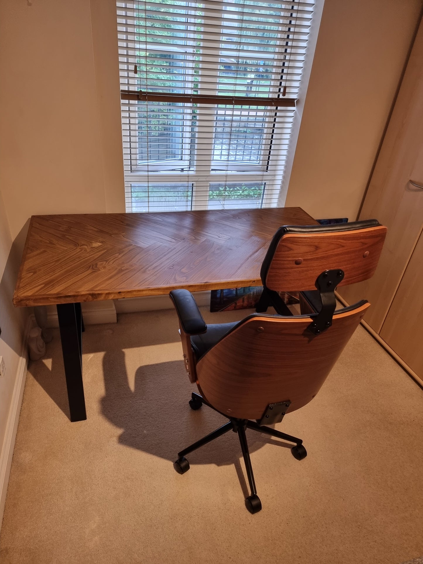 Herringbone style desk with square shape legs