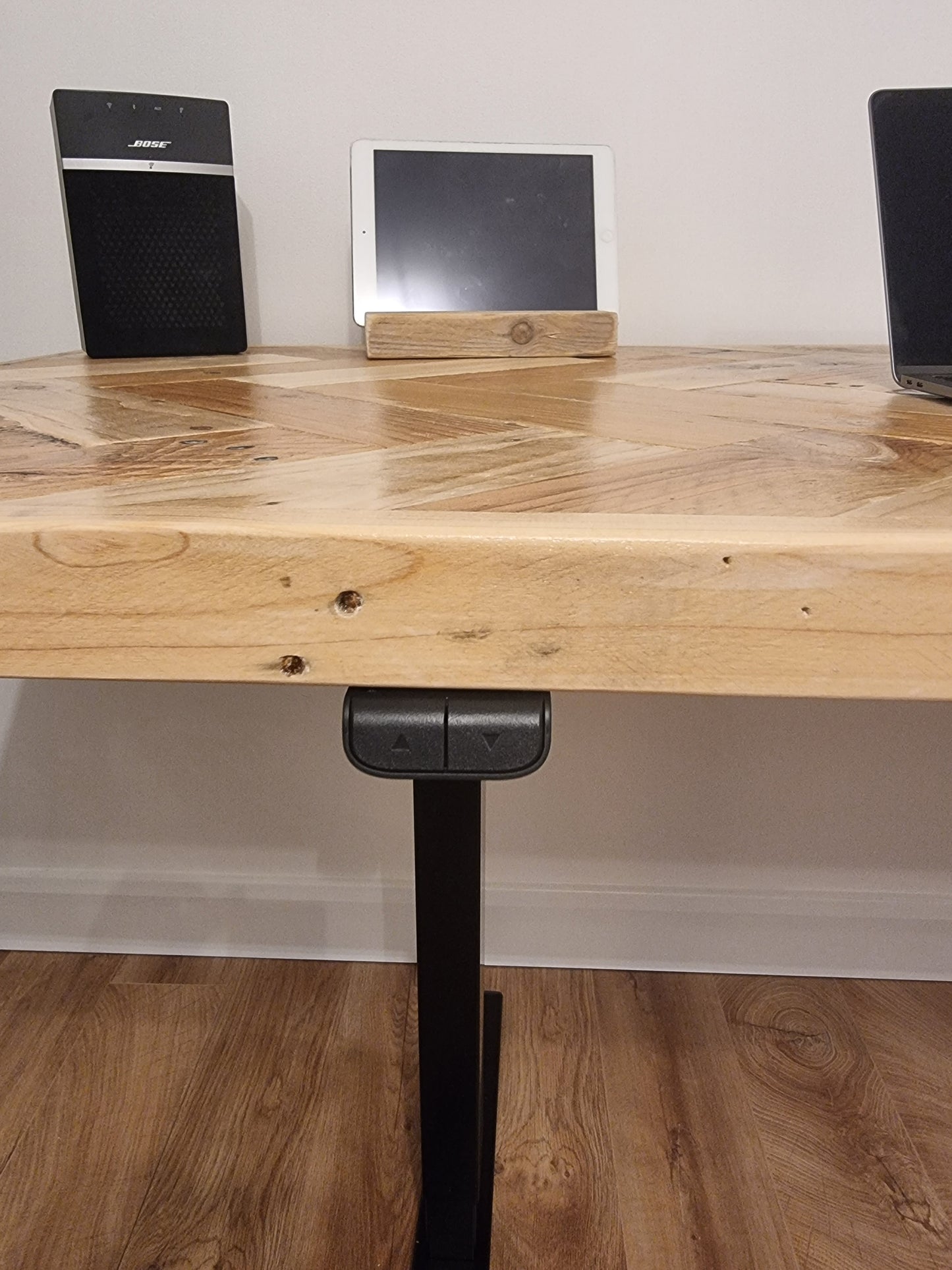 Height adjustable desk double heringbone design