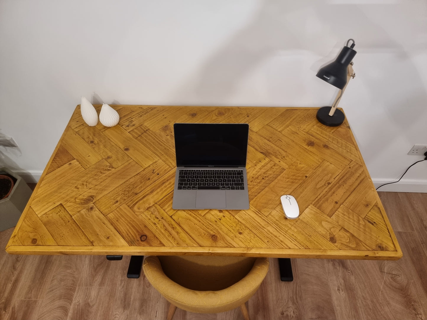 Height adjustable desk double heringbone design