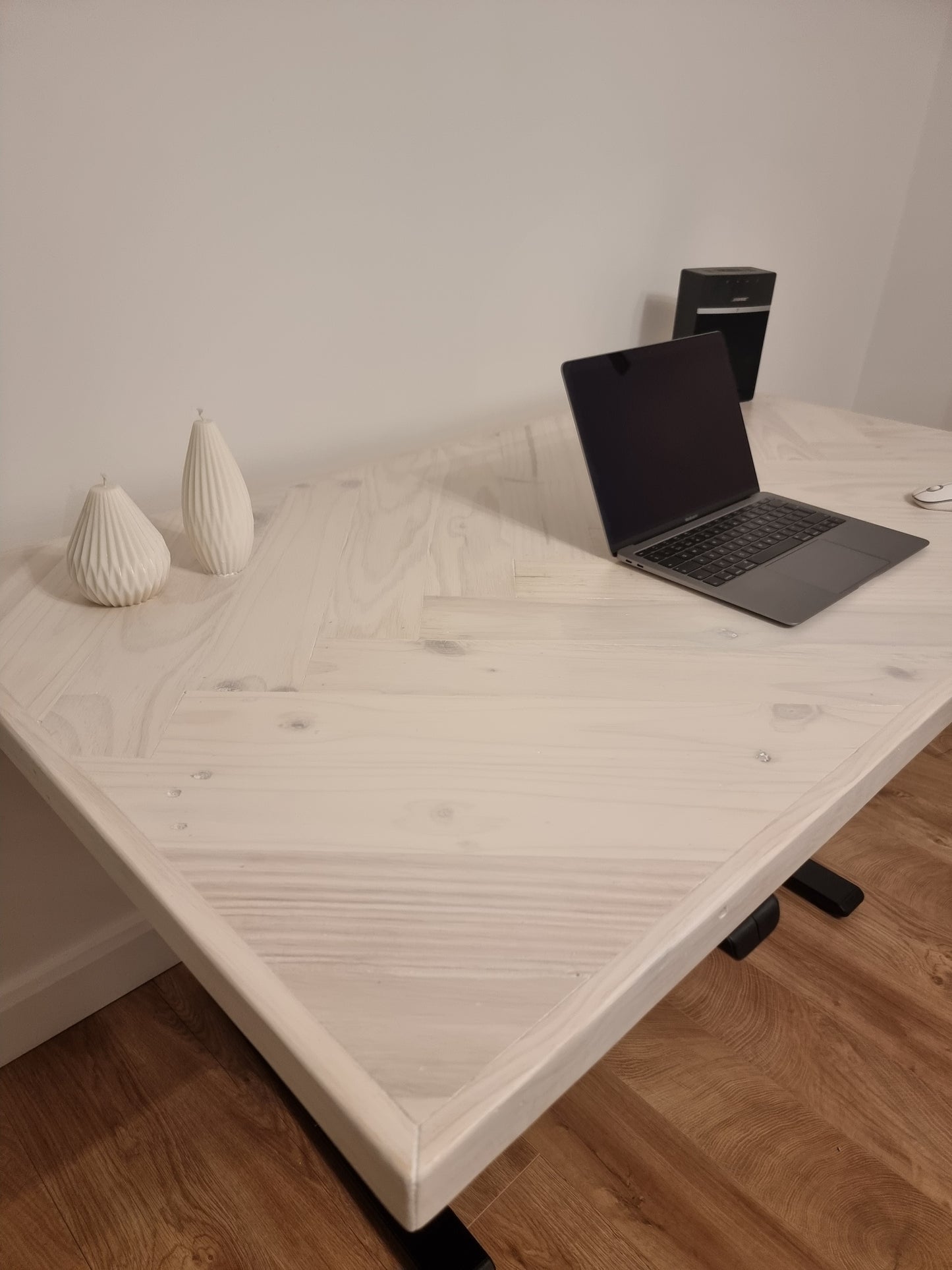 Height adjustable desk